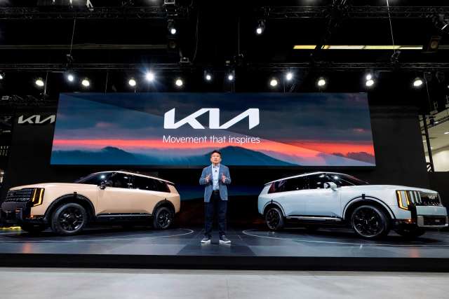 기아 2025 LA 오토쇼에서 신형 텔루라이드를 공개하는 윤승규 부사장. /기아