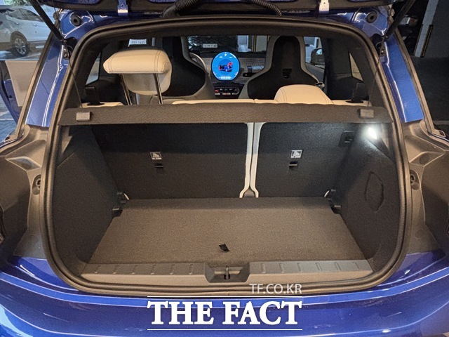 트렁크 적재 공간. 폭은 넓지 않지만 깊이가 있어 일상용으로 활용할 수 있으며, 2열을 접어 공간을 확장할 수 있다. /황지향 기자