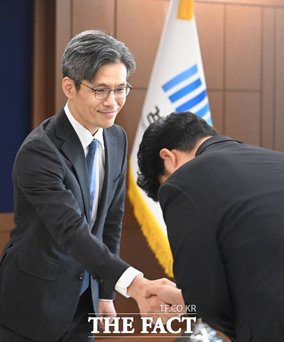 박철우 신임 서울중앙지검장이 21일 오전 서울 서초구 서울중앙지검에서 열린 취임식에서 취임사를 마치고 인사하고 있다.