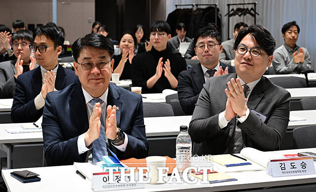 이정렬 개인정보보호위원회 부위원장과 김도승 개인정보보호법학회 회장이 박수를 치고 있다.