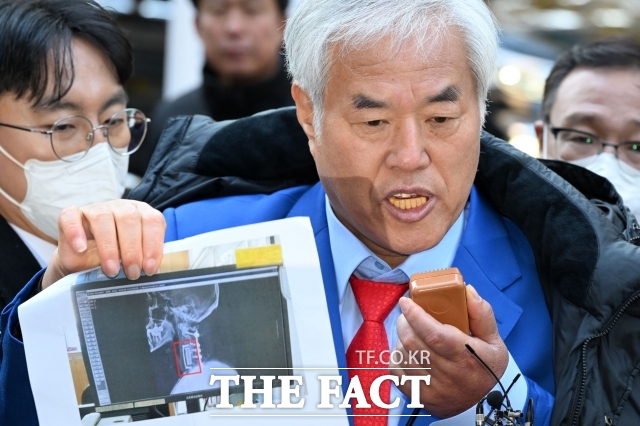 서울경찰청 안보수사과는 21일 오후 특수건조물침입 교사, 특수공무집행방해 교사 등의 혐의를 받는 전 목사를 2차로 불러 조사 중이다. 사진은 전 목사가 지난 18일 오전 서울 종로구 서울경찰청에 피의자 신분으로 출석해 입장을 밝히는 모습. /남용희 기자