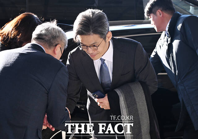 박철우 신임 서울중앙지검장이 21일 서울 서초구 중앙지검 청사로 첫 출근하며 취재진 질의에 답하고 있다. /이새롬 기자