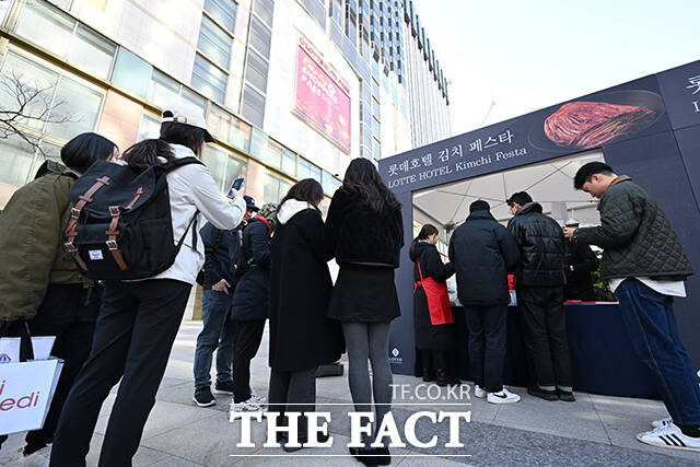 김치의 날을 앞둔 21일 오전 서울 중구 롯데호텔 서울 광장에서 열린 ‘롯데호텔 김치 페스타’에 방문한 시민들이 김치 컵밥을 시식하기 위해 대기하고 있다. /서예원 기자