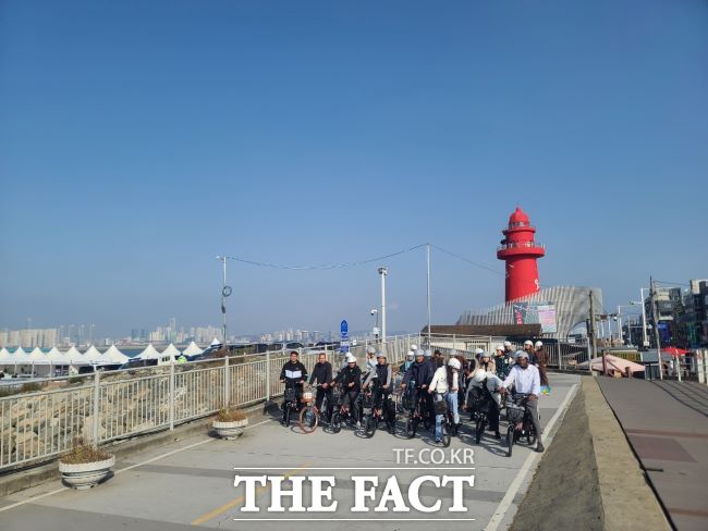 오이도 자전거 투어 진행 모습. /시흥시