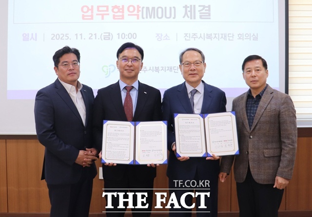 이성갑 진주시복지재단(오른쪽 두 번째)과 임재문 BNK경남은행 서부영업그룹장(오른쪽 세 번째)이 지역사회 소외계층 지원과 나눔문화 확산, 지역경제 활성화를 위한 업무 협약을 체결한 후 기념 촬영을 하고 있다. /진주시