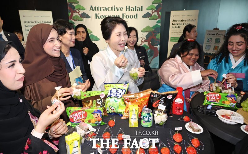 김혜경 여사가 지난 19일(현지 시간) 아부다비 주UAE한국문화원에서 열린 할랄 K-푸드 홍보행사에서 한국 식품을 직접 체험하고 있다. 이와 함께 국내 식품기업들이 앞다퉈 중동 진출을 선언했다. /뉴시스