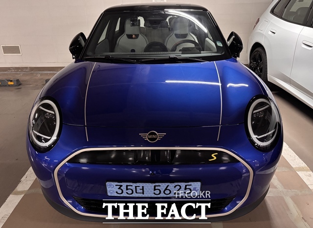 더 뉴 올-일렉트릭 미니 쿠퍼 전면부. 원형 헤드램프와 팔각형 그릴 등 미니 고유의 디자인 요소를 유지하면서 표면을 매끈하게 다듬은 것이 특징이다. /황지향 기자