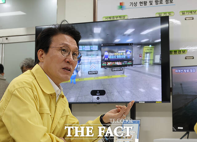 김민석 국무총리가 21일 오전 동절기 해양안전사고 예방차 인천 중구 인천연안여객터미널을 찾아 탑승객들과 인사하고 있다. /청사사진기자단