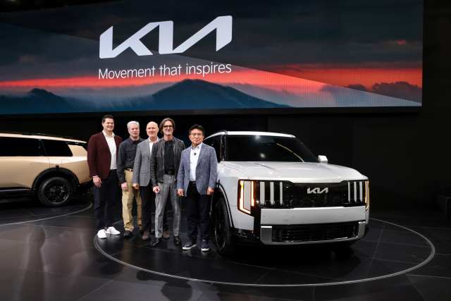 기아 2025 LA 오토쇼에서 기아 관계자들이 신형 텔루라이드 공개를 기념한 단체 사진을 찍는 모습. /기아