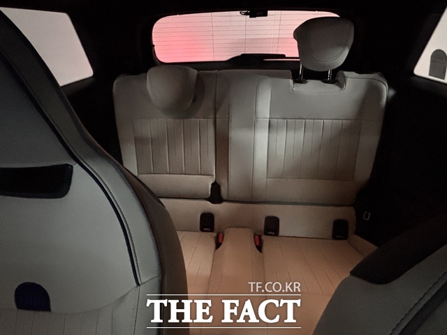 더 뉴 올-일렉트릭 미니 쿠퍼의 2열 시트 모습. 소형 해치백 특성상 공간은 크지 않지만 등받이 각도와 시트 마감이 정돈돼 있다. /황지향 기자