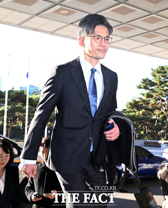 박철우 신임 서울중앙지검장이 21일 서울 서초구 중앙지검 청사로 첫 출근하며 취재진 질의에 답하고 있다. /이새롬 기자