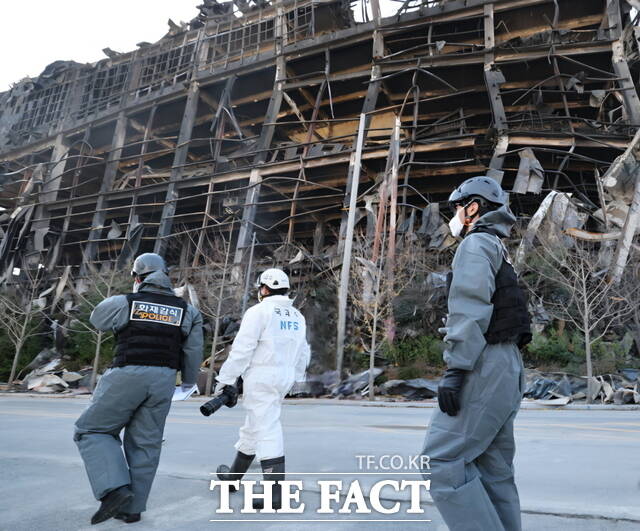 21일 경찰과 소방청·국립과학수사연구원 등 7개 기관으로 구성된 합동감식팀이 이랜드 물류센터 화재 현장을 감식하고 있다. /정효기 기자