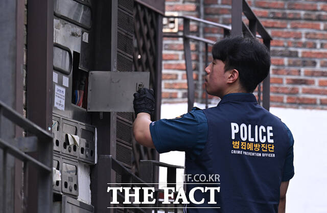 서울시와 동대문경찰서, 한국외국어대학교, 동대문보건소 등 관계자들로 구성된 합동점검반이 지난 8월26일 서울 동대문구 이문동 일대 주택가에서 경찰 관계자들이 마약 던지기 집중 단속을 하고 있다. /이새롬 기자