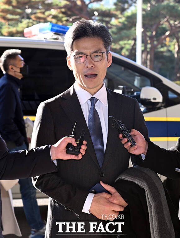 박철우 신임 서울중앙지검장이 21일 서울 서초구 중앙지검 청사로 첫 출근하며 취재진 질의에 답하고 있다. /이새롬 기자