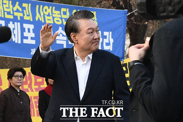 법원의 구속취소 청구 인용으로 석방된 윤석열 전 대통령이 지난 3월 경기도 의왕시 서울구치소를 빠져나오며 지지자들에게 인사하고 있다./서예원 기자