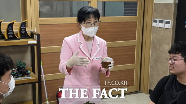 성민경 대전과학교등학교 영양교사가 사제동행 쿠킹클래스 수업을 진행하고 있다. /정예준 기자