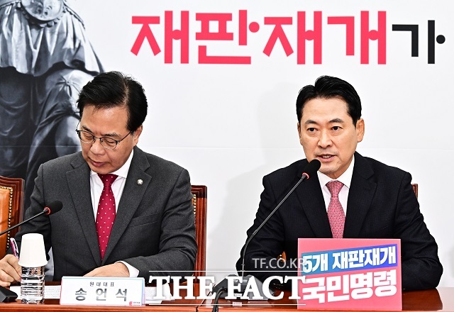 박민영 대변인의 막말 논란에도 안이한 지도부의 태도가 도마 위에 올랐다. 사진은 국민의힘 장동혁(오른쪽) 대표와 송언석 원내대표. /배정한 기자