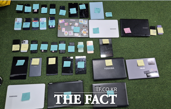 투자리딩방 사기 조직에서 사용한 휴대전화와 노트북의 모습. /대전경찰청