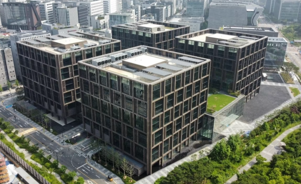 이랜드월드가 지난 15일 발생한 천안 물류센터 화재 사고와 관련해 인근 지역 주민들의 지원 활동에 나선다. /이랜드