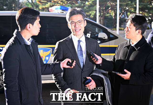 박철우 신임 서울중앙지검장이 21일 서울 서초구 중앙지검 청사로 첫 출근하며 취재진 질의에 답하고 있다. /이새롬 기자