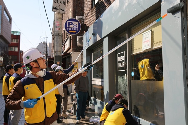 한화 건설부문은 지난 17일부터 20일까지 서울특별시 기술교육원 및 서울시 중구청과 소상공인 노후점포 환경개선 활동을 진행했다고 21일 밝혔다. /한화 건설부문