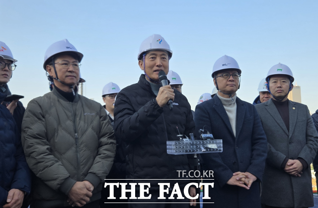 오세훈 서울시장이 19일 노량진 재정비촉진지구(재촉지구) 노량진6구역 공사 현장에서 모두발언을 하고 있다. /정소양 기자