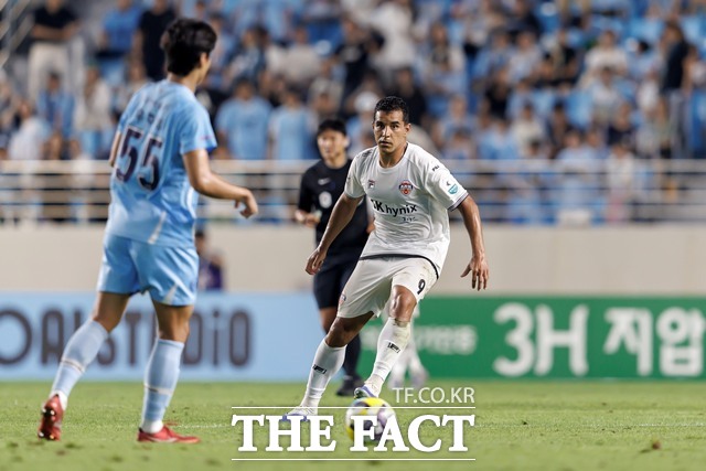 정규시즌 마감을 2경기 앞두고 제주와 대구가 23일(일) 오후 2시 제주월드컵경기장에서 자동 강등을 피하기 위한 맞대결을 펼쳐 관심을 모으고 있다./K리그