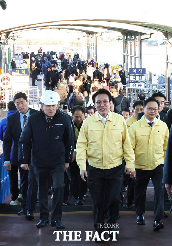 김민석 국무총리가 21일 오전 동절기 해양안전사고 예방차 인천 중구 인천연안여객터미널을 찾아 탑승객들과 인사하고 있다. /청사사진기자단