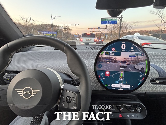 주행 상황을 실시간 카메라 영상과 함께 표시하는 중앙 원형 디스플레이. 교차로·차로 변경 구간 안내 시 고화질 화면이 제공된다. /황지향 기자