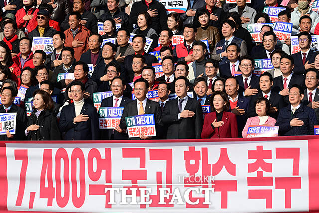 국민의힘 중진 의원들의 존재감이 사라졌다. 사진은 장동혁 국민의힘 대표를 비롯한 참석자들이 12일 오전 서울 여의도 국회에서 열린 대장동 일당 7400억 국고 환수 촉구 및 검찰 항소포기 외압 규탄대회에 참석해 국기에 경례하고 있는 모습. /남윤호 기자
