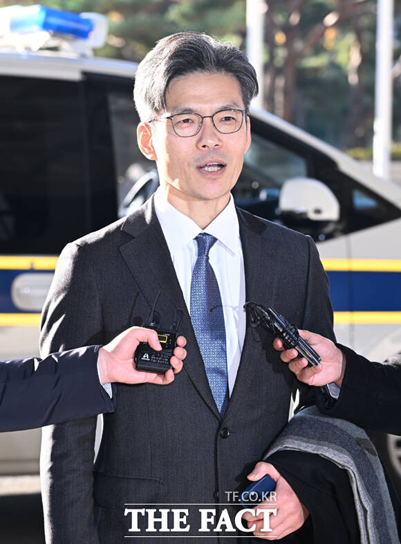 박철우 신임 서울중앙지검장이 21일 서울 서초구 중앙지검 청사로 첫 출근하며 취재진 질의에 답하고 있다. /이새롬 기자