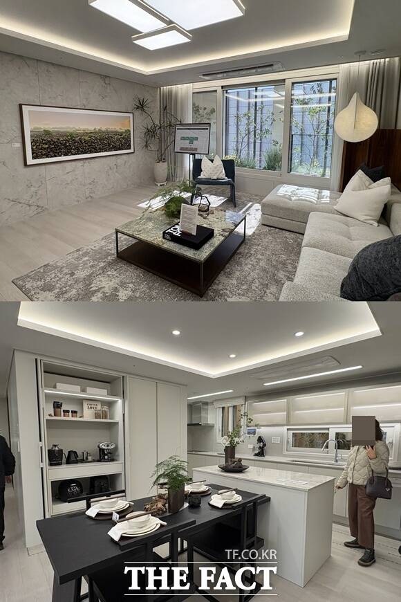 견본주택을 둘러본 관람객들은 대부분 주방이 넓은데 거실이 좁다고 평가했다. 사진은 84㎡A 유니트 거실과 주방이다. /공미나 기자