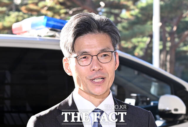 박철우 신임 서울중앙지검장이 21일 서울 서초구 중앙지검 청사로 첫 출근하며 취재진 질의에 답하고 있다./이새롬 ㄱ자