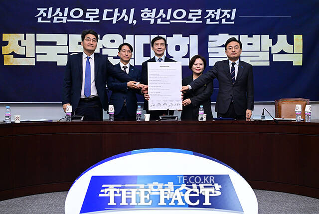 이번 전당대회의 또 다른 관전 포인트는 최고위원 선거가 될 전망이다. 수석 최고위원은 대표 궐위 시 권한대행을 맡게 되므로, 조 전 위원장의 향후 출마 여부에 따라 이들의 역할도 커질 수밖에 없다. 사진은 정경호(왼쪽부터), 임형택 최고위원 후보, 조국 당대표 후보, 정춘생, 신장식 최고위원 후보. / 남윤호 기자