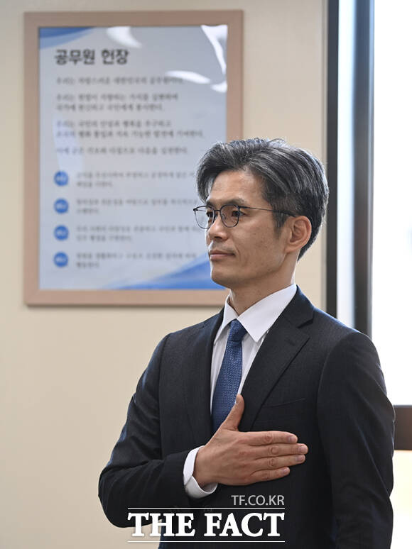 박철우 신임 서울중앙지검장이 21일 오전 서울 서초구 서울중앙지검에서 열린 취임식에서 취임사를 마치고 인사하고 있다.