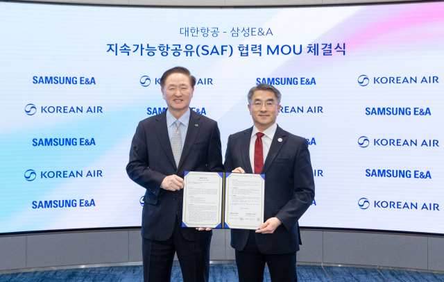 대한항공은 지난 20일 서울 강서구 대한항공 본사에서 삼성E&A와 SAF 협력을 위한 양해각서(MOU)를 체결했다. 우기홍 대한항공 부회장(왼쪽)과 남궁홍 삼성E&A 대표가 기념 촬영하고 있는 모습. /대한항공