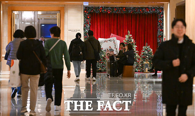 크리스마스를 약 한달 앞둔 21일 오후 서울 중구 롯데호텔 서울 로비에 크리스마스 트리가 조성되어 있다. /서예원 기자