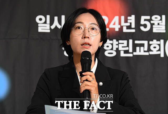 2024년 당시 정의당 원내대표 직무대행이었던 장혜영 전 의원이 5월 7일 서울 종로구 향린교회에서 열린 제25회 서울퀴어문화축제 개최 발표 기자회견에 참석해 연대발언을 하는 모습. /더팩트 DB