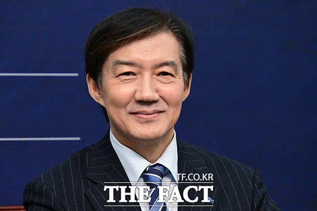 당대표 출마를 선언한 조국 조국혁신당 전 비상대책위원장이 19일 유튜브로 중계된 혁신당 전당대회 2차 혁신검증 대담회에서 2028년 총선 때 원내 2당이 되는 게 목표라고 밝혔다. /더팩트 DB