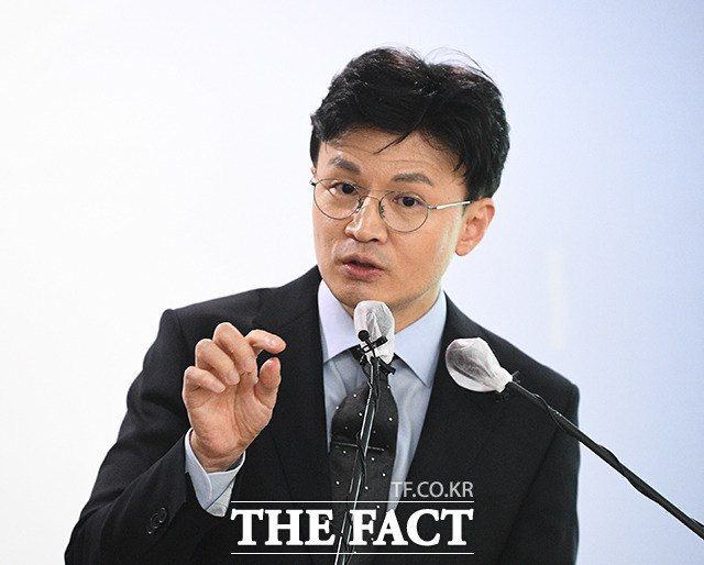 검찰의 대장동 항소 포기 론스타 승소에 관해 정부·여당을 비판하며 여론을 주도하는 한 전 대표의 존재감이 커지자, 국민의힘 일각에서 그를 견제하는 분위기가 감지된다. /더팩트 DB