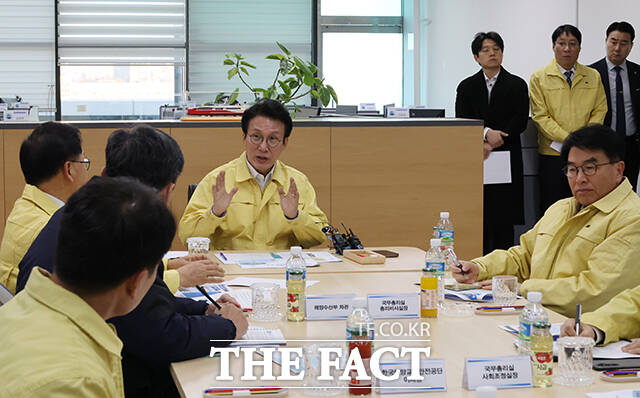 김민석 국무총리가 21일 오전 동절기 해양안전사고 예방차 인천 중구 인천연안여객터미널을 찾아 탑승객들과 인사하고 있다. /청사사진기자단