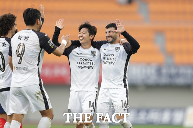 K리그2 플레이오프 진출 경쟁 3팀 가운데 가장 유리한 위치의 전남 선수들./K리그