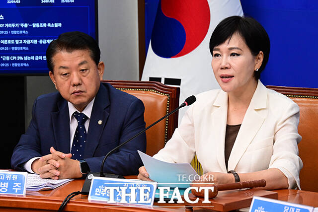 더불어민주당 서울시장 후보군으로 꼽히는 전현희 최고위원이 21일 오전 국회에서 열린 당 최고위원회의에서 내란전담재판부와 영장전담재판부 설치를 강하게 촉구했다. 사진은 김병주 최고위원과 전 최고위원./남윤호 기자