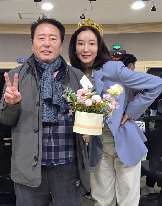 서미는 최근 TBS 최일구의 허리케인 라디오 힘든 싱어 코너에서 5연승을 차지하며 실력을 인정받았다. 1986년 서울에서 태어난 서미는 173cm의 늘씬한 체격을 지닌 서구적 외모의 미녀 가수다. /TBS