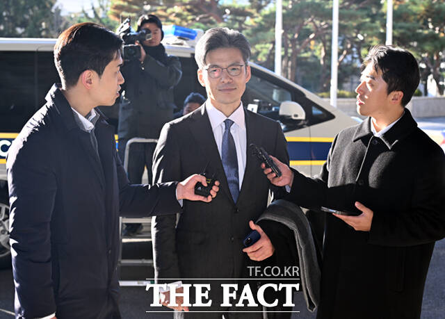 박철우 신임 서울중앙지검장이 21일 서울 서초구 중앙지검 청사로 첫 출근하며 취재진 질의에 답하고 있다. /이새롬 기자