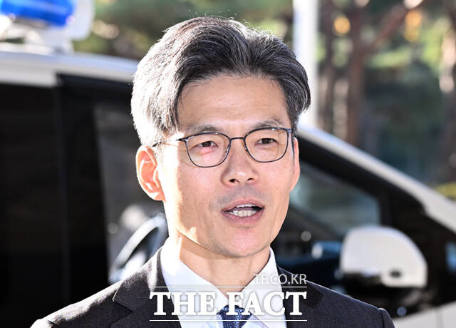 박철우 신임 서울중앙지검장이 21일 서울 서초구 중앙지검 청사로 첫 출근하며 취재진 질의에 답하고 있다. /이새롬 기자