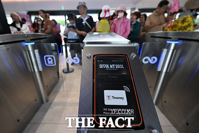 서울시는 오는 25일부터 모바일티머니 앱을 통한 실물 기후동행카드 통합관리를 시작한다. /더팩트 DB