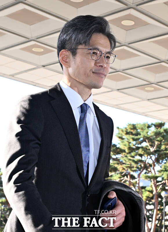 박철우 신임 서울중앙지검장이 21일 서울 서초구 중앙지검 청사로 첫 출근하며 취재진 질의에 답하고 있다. /이새롬 기자