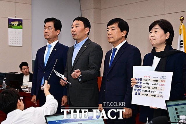 민주당 법사위의 검찰 고발은 당 지도부와 사전 교감 없이 이뤄진 것으로 알려지면서 논란이 일었다. 사진은 왼쪽부터 박균택·김용민·이성윤·서영교 의원 ./남윤호 기자
