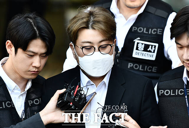 음주 뺑소니와 운전자 바꿔치기 등 혐의를 받는 가수 김호중이 2024년 6월 31일 오전 서울 강남구 서울강남경찰서에서 서울중앙지방검찰청으로 송치되고 있다. /박헌우 기자